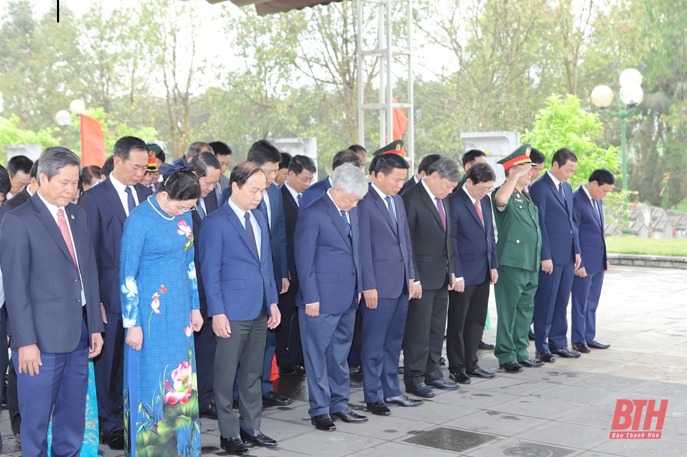 Đoàn đại biểu Ủy ban Trung ương MTTQ Việt Nam và tỉnh Thanh Hóa dâng hoa, dâng hương Chủ tịch Hồ Chí Minh và các Anh hùng liệt sĩ