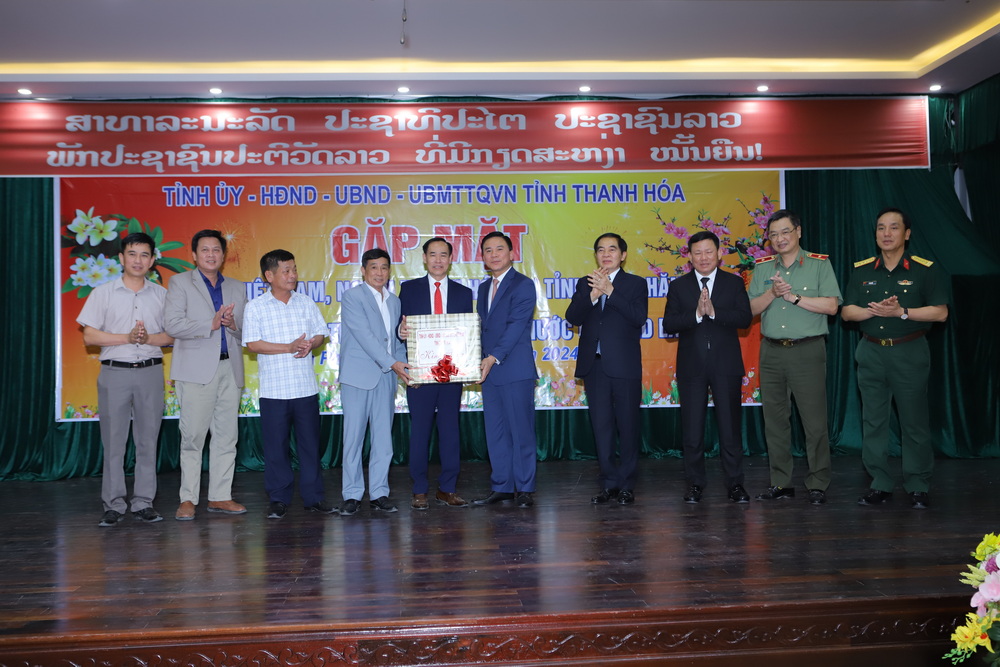 Bí thư Tỉnh ủy Đỗ Trọng Hưng gặp gỡ thân mật cộng đồng người Thanh Hóa tại tỉnh Hủa Phăn