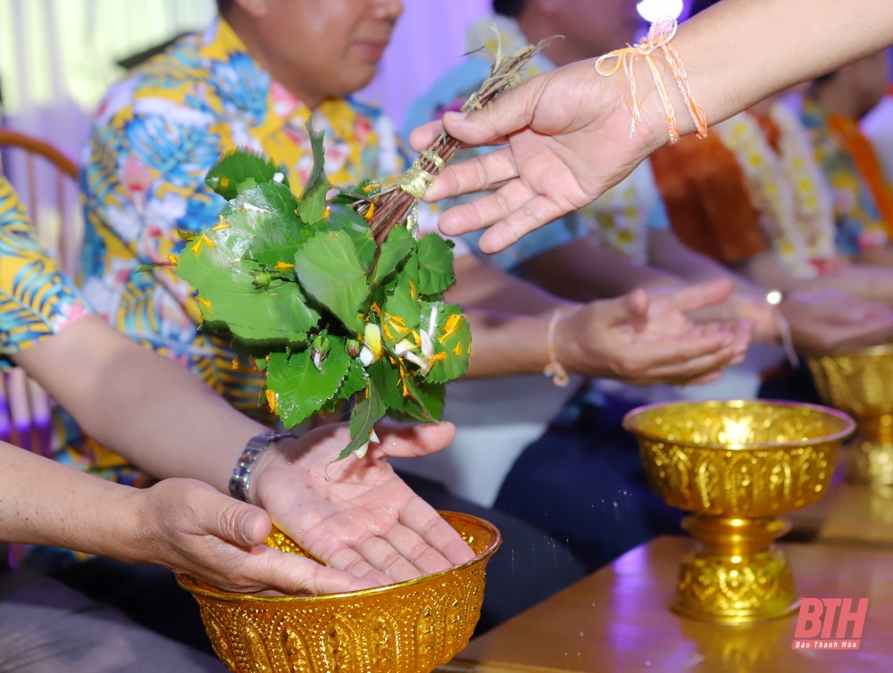 Đoàn Đại biểu cấp cao tỉnh Thanh Hóa dự Lễ buộc chỉ cổ tay – nét đẹp văn hóa truyền thống của người Lào