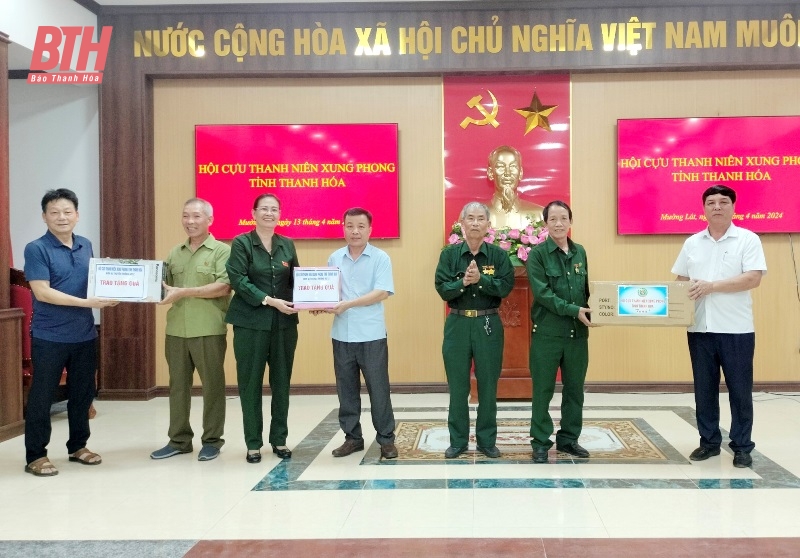 Đơn vị 4212-P37 Thanh niên xung phong Thanh Hóa thăm lại tuyến đường xưa và tặng quà tri ân