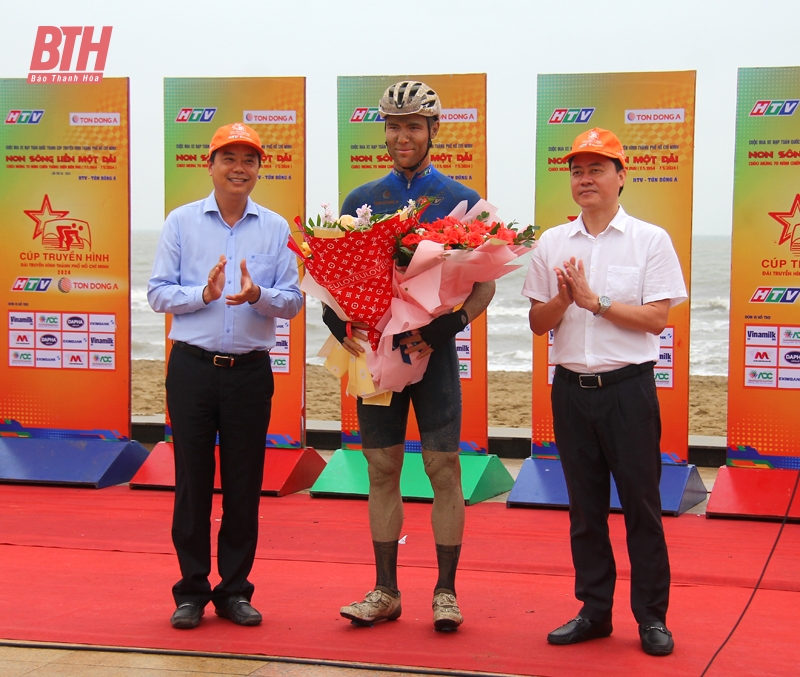 Tay đua Petr Rikunov về nhất chặng 6 cuộc đua xe đạp toàn quốc tranh Cúp Truyền hình TP Hồ Chí Minh 2024