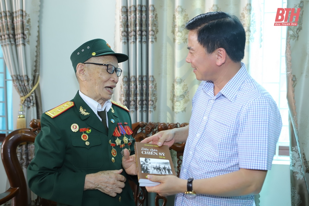 Bí thư Tỉnh ủy Đỗ Trọng Hưng thăm, tri ân, tặng quà chiến sĩ , thanh niên xung phong tham gia chiến dịch Điện Biên Phủ