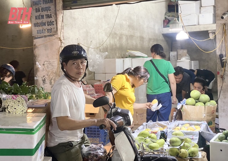 Chợ đầu mối rau quả, thực phẩm Đông Hương nhộn nhịp ngay ngày đầu kỳ nghỉ lễ