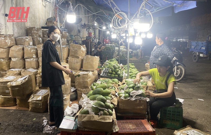 Chợ đầu mối rau quả, thực phẩm Đông Hương nhộn nhịp ngay ngày đầu kỳ nghỉ lễ