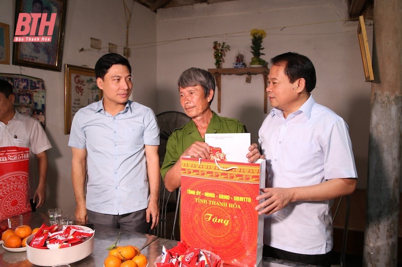 Trưởng Ban Tổ chức Tỉnh ủy Nguyễn Văn Hùng thăm, tặng quà đối tượng chính sách tại huyện Thiệu Hóa