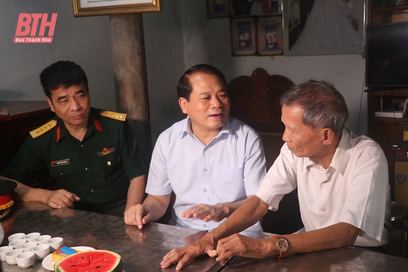 Trưởng Ban Tổ chức Tỉnh ủy Nguyễn Văn Hùng thăm, tặng quà đối tượng chính sách tại huyện Thiệu Hóa