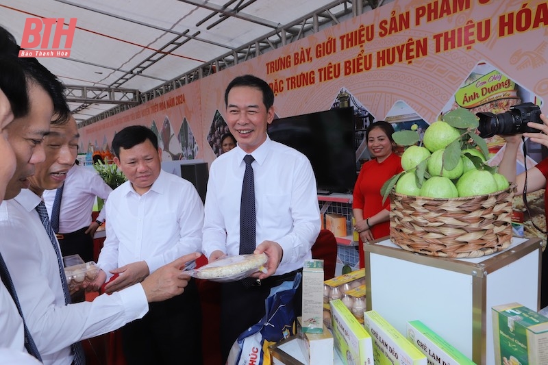 Khai mạc Hội chợ giới thiệu sản phẩm OCOP, sản phẩm nông nghiệp đặc trưng, tiêu biểu huyện Thiệu Hoá