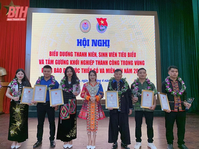Những ngôi sao dưới “vùng trời thủng”