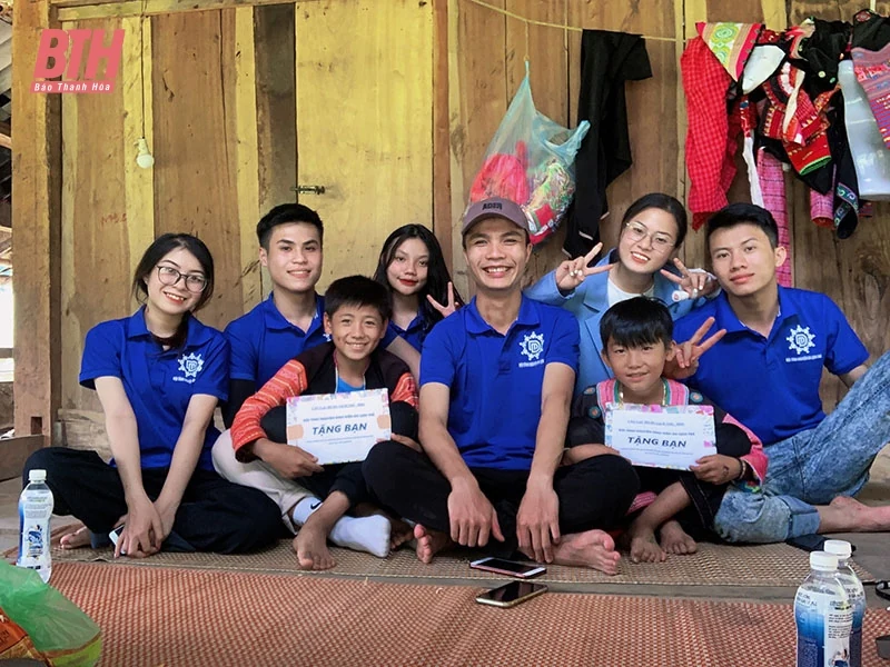 Những ngôi sao dưới “vùng trời thủng”