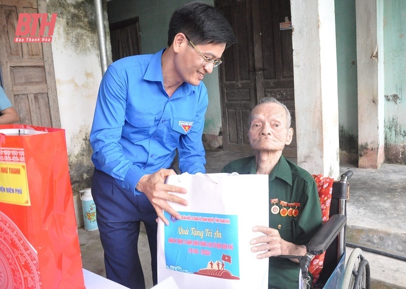 Bí thư Đảng ủy Khối Cơ quan và Doanh nghiệp tỉnh thăm, tặng quà đối tượng chính sách tại huyện Như Thanh