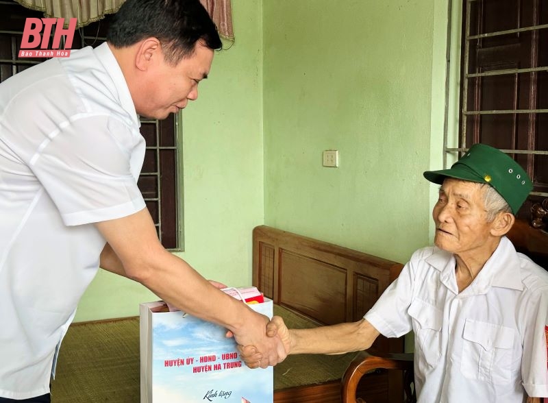 Phó Chủ tịch Thường trực UBND tỉnh Nguyễn Văn Thi thăm, tặng quà các gia đình chính sách tại huyện Hà Trung