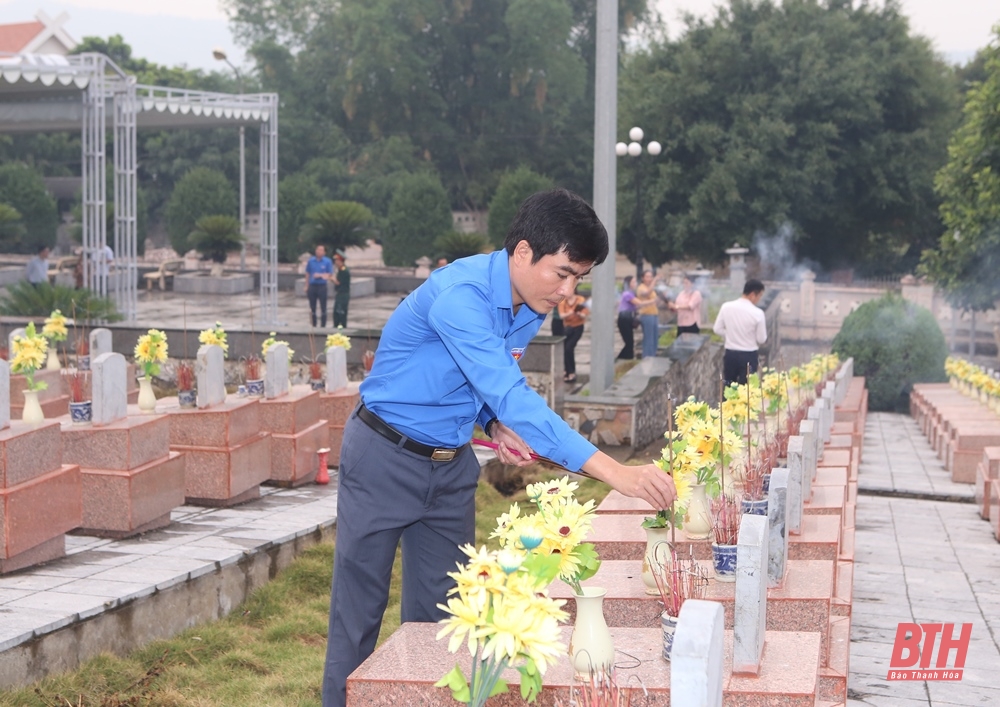 Phó Bí thư Tỉnh ủy Trịnh Tuấn Sinh viếng các nghĩa trang liệt sĩ trên địa bàn tỉnh Điện Biên