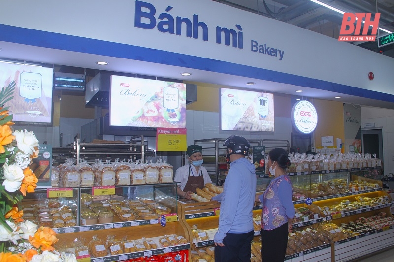 Siêu thị Co.opmart Thanh Hóa khai trương quầy Bánh mì Co.op Bakery