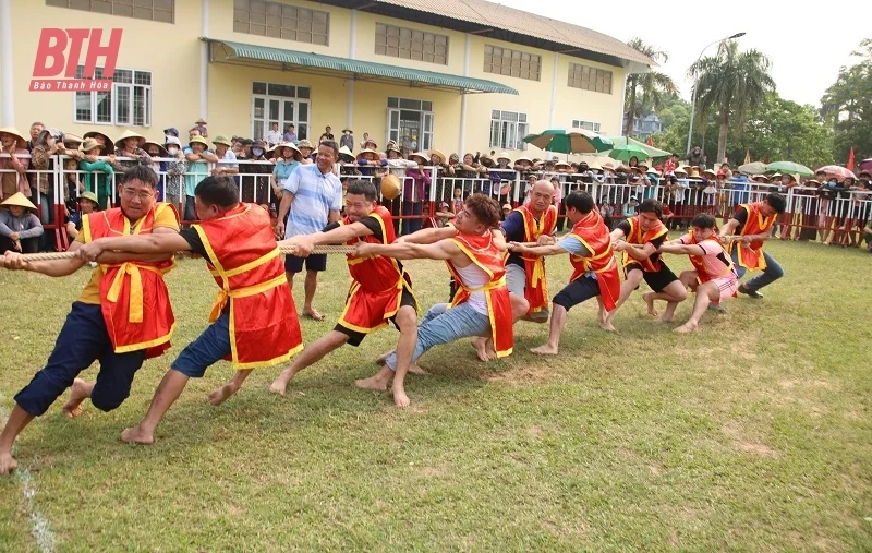 Nhiều trò chơi đặc sắc tại Lễ hội Đền thờ Lê Văn Hưu