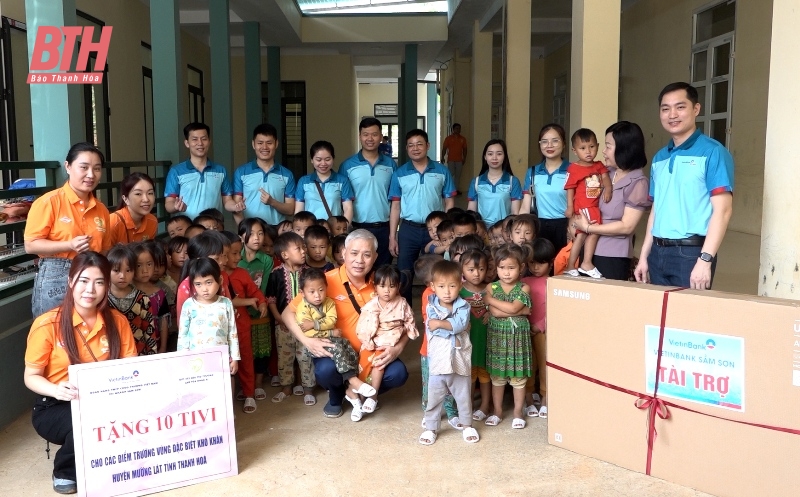 Trao tặng tivi cho các điểm trường khó khăn huyện Mường Lát