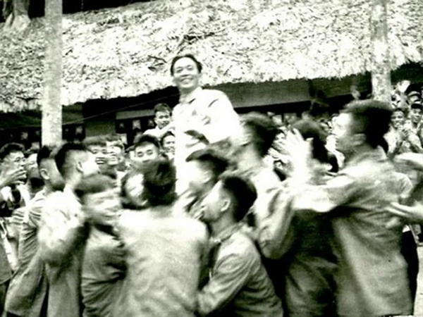 Chiến dịch Điện Biên Phủ: Ngày 7/5/1954, bắt sống tướng De Castries, Chiến dịch lịch sử Điện Biên Phủ toàn thắng