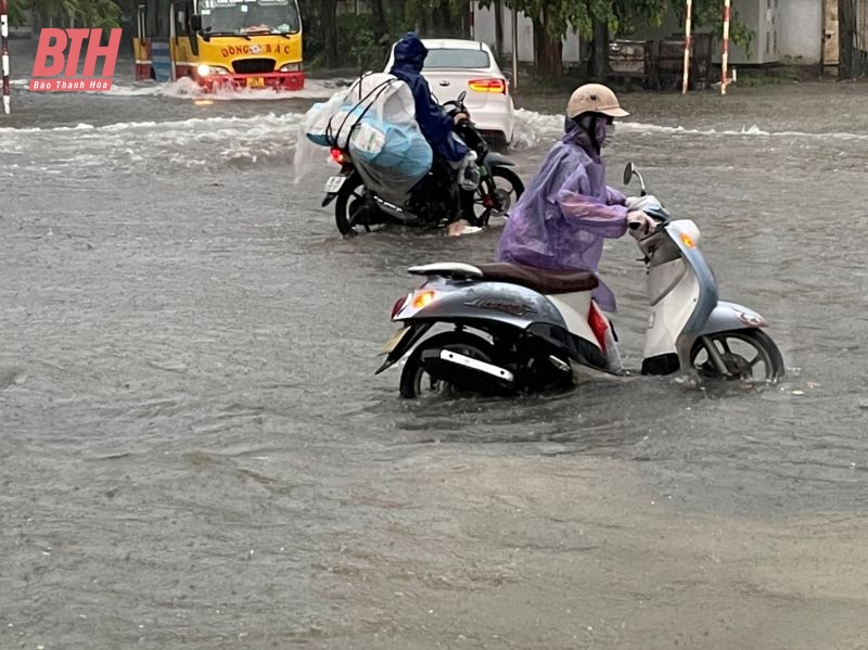 Ngập cục bộ trên nhiều tuyến phố ở TP Thanh Hoá