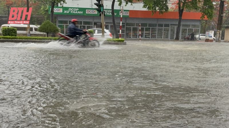 Ngập cục bộ trên nhiều tuyến phố ở TP Thanh Hoá