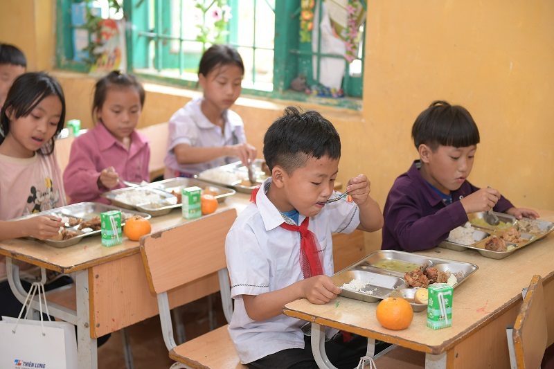 Nỗ lực nhiều hơn để mọi trẻ em được uống sữa