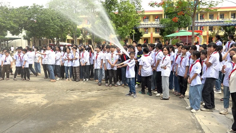 Gần 500 học sinh được nâng cao kiến thức phòng cháy, chữa cháy