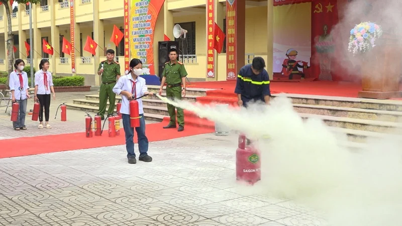 Gần 500 học sinh được nâng cao kiến thức phòng cháy, chữa cháy