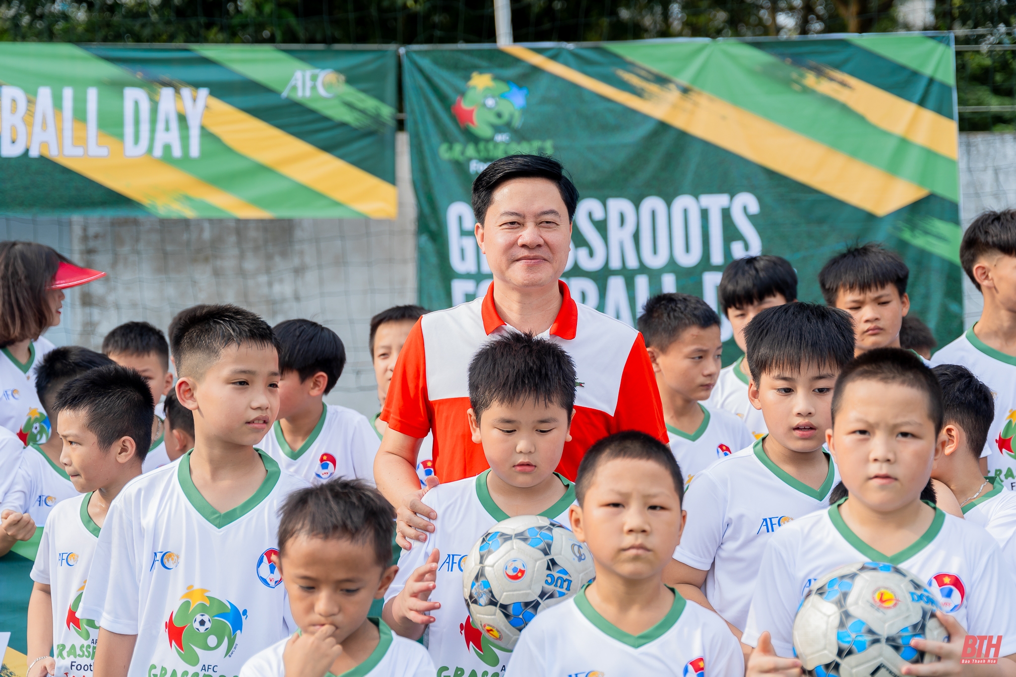 Hàng trăm học viên hưởng ứng ngày hội bóng đá phong trào AFC 2024 cùng cựu tuyển thủ Ngọc Châm