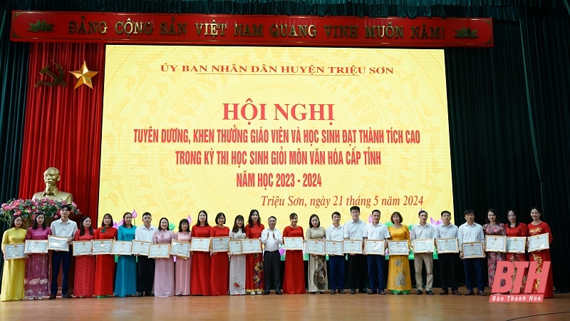 Triệu Sơn: Tuyên dương, khen thưởng giáo viên và học sinh đạt thành tích cao trong kỳ thi học sinh giỏi năm học 2023-2024