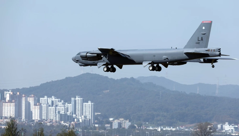 Mỹ triển khai máy bay ném bom chiến lược B-52 tới Anh theo kế hoạch