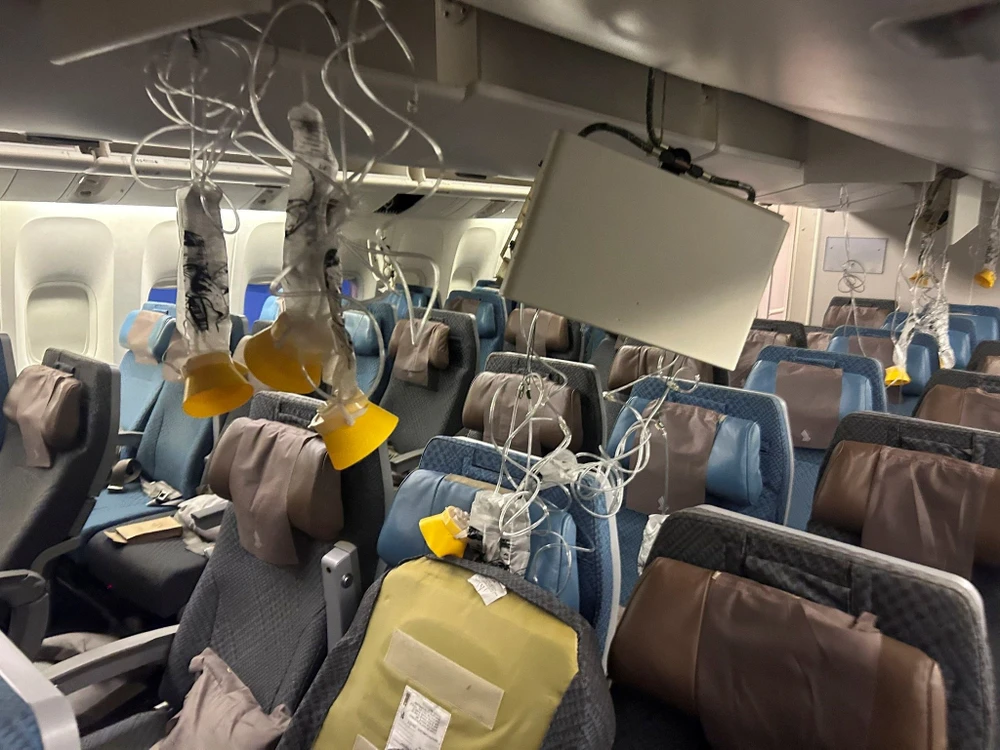 Kêu gọi tuân thủ quy định thắt dây an toàn sau sự cố của Singapore Airline