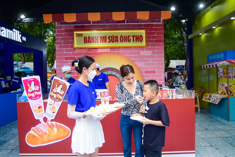 Bánh mì chấm sữa - Tự hào văn hóa ẩm thực Việt