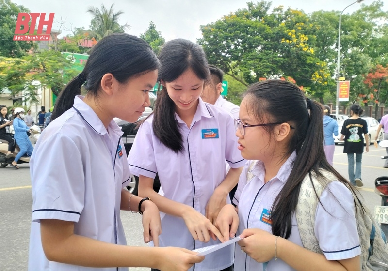 Kỳ thi vào lớp 10 THPT Chuyên Lam Sơn: Thí sinh cười tươi sau buổi thi môn chuyên