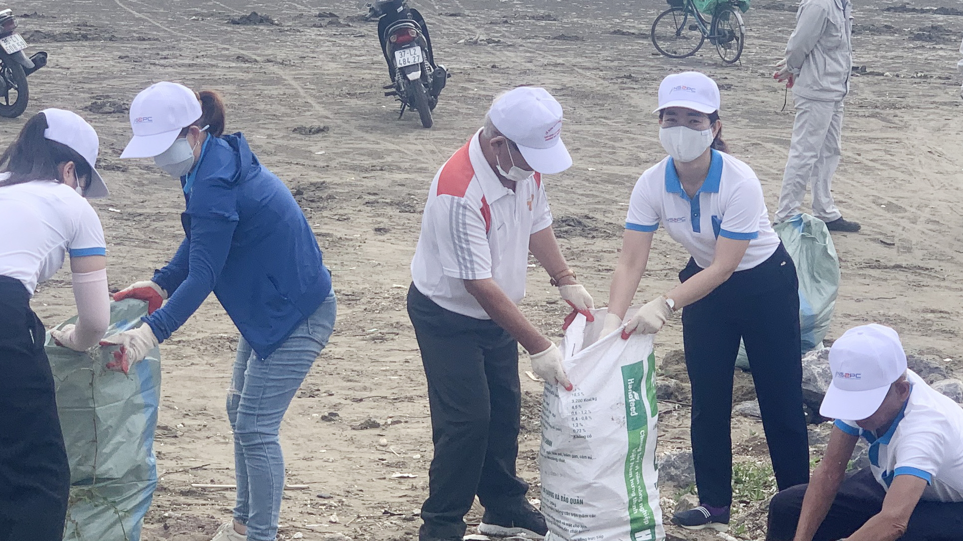 Nghi Sơn: Trao gần 400 thùng đựng rác nhằm bảo vệ môi trường
