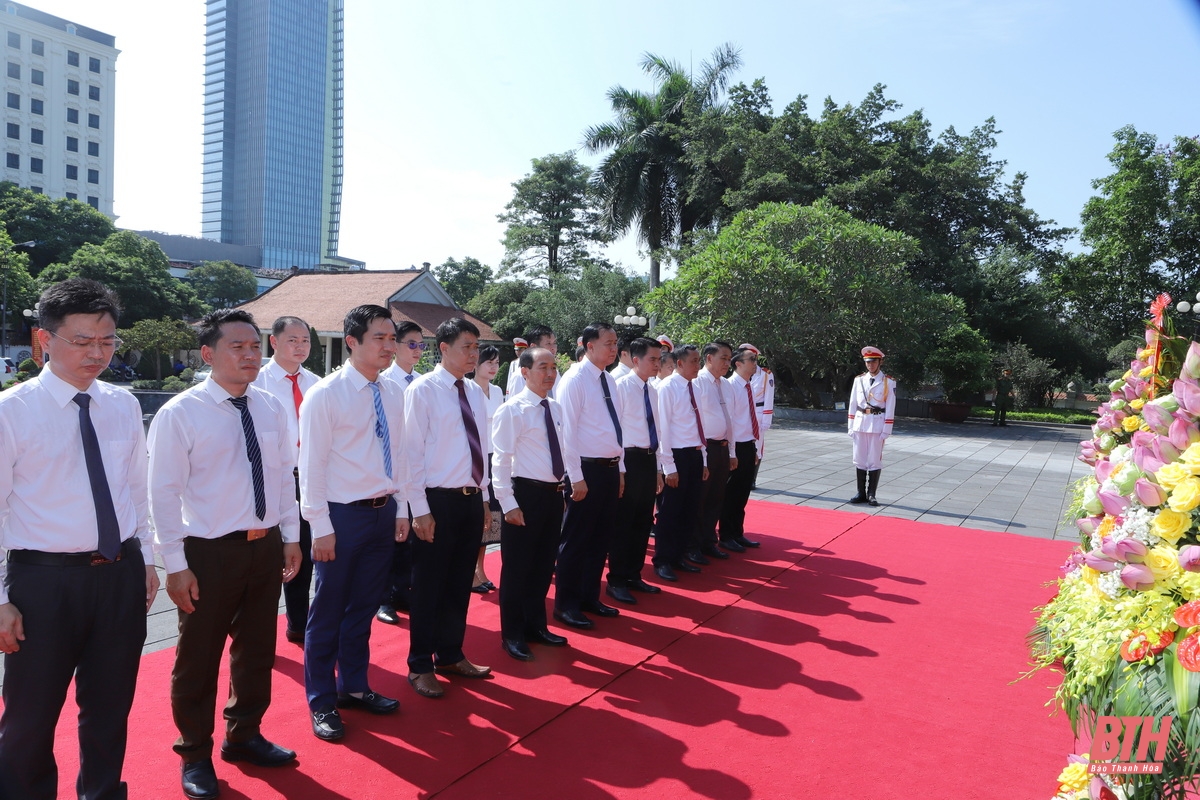 Đoàn đại biểu HĐND hai tỉnh Thanh Hóa - Hủa Phăn dâng hương tưởng niệm Chủ tịch Hồ Chí Minh