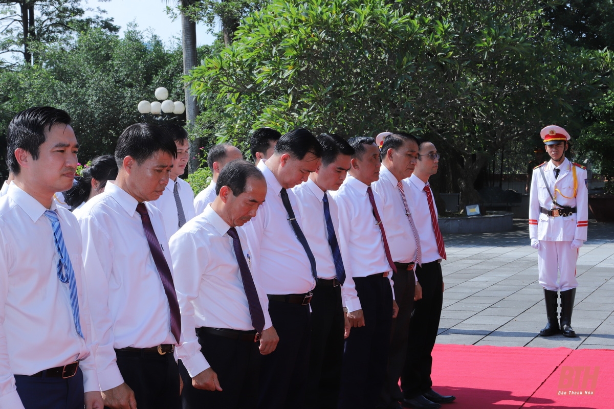 Đoàn đại biểu HĐND hai tỉnh Thanh Hóa - Hủa Phăn dâng hương tưởng niệm Chủ tịch Hồ Chí Minh