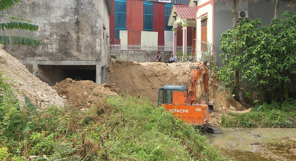 [Multimedia] Lấp mương, làng lo... lỡ vụ lúa