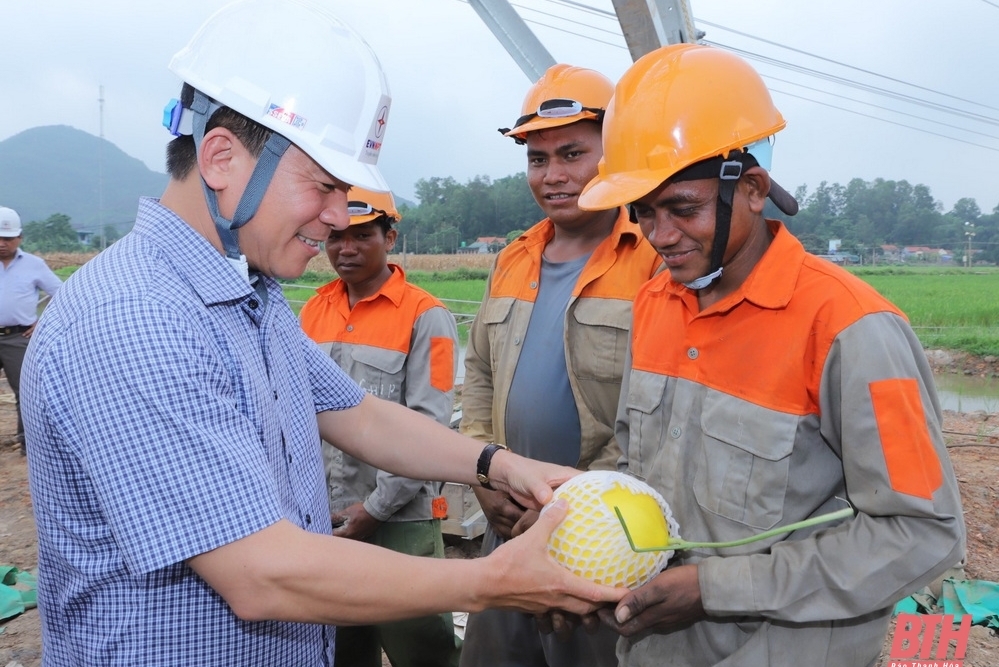 Bí thư Tỉnh ủy Đỗ Trọng Hưng thăm, tặng quà, động viên cán bộ, kỹ sư, công nhân trên công trường dự án đường dây 500kV mạch 3