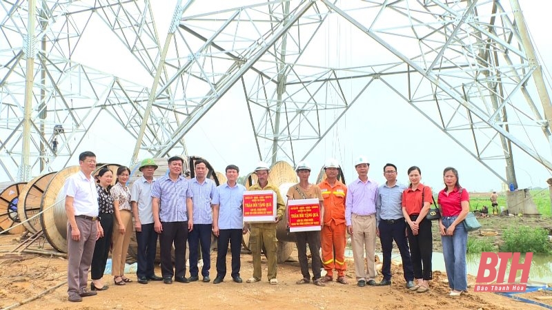 Lãnh đạo huyện Hà Trung thăm, tặng quà lực lượng thi công dự án đường dây 500kV mạch 3