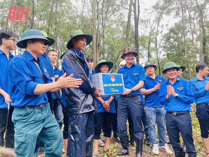 Bí thư thứ nhất Trung ương Đoàn thăm, làm việc với các đội tình nguyện hỗ trợ xây dựng đường dây 500kV tại huyện Hậu Lộc