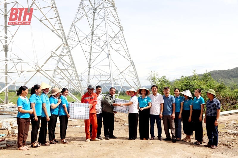 Hội LHPN tỉnh thăm, tặng quà lực lượng thi công dự án đường dây 500kV mạch 3 qua các huyện Hà Trung và Hoằng Hóa