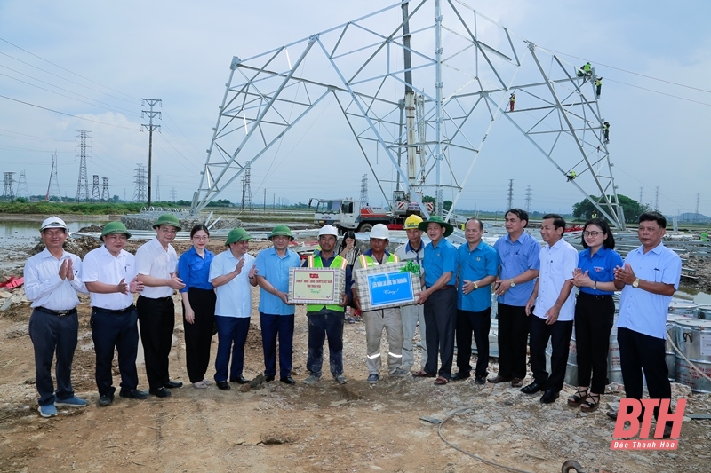 Thăm hỏi, tặng quà cán bộ, kỹ sư, công nhân trên công trường dự án đường dây 500kV mạch 3