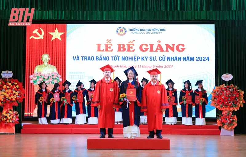 Trường Đại học Hồng Đức trao bằng tốt nghiệp năm 2024