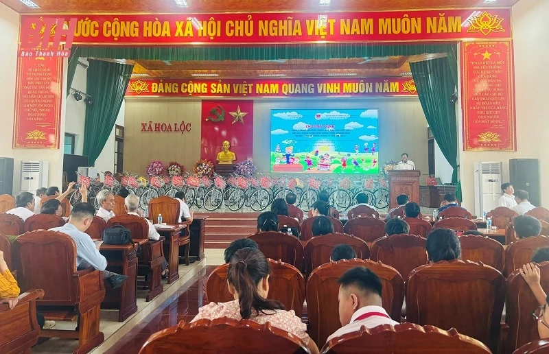 Tặng xe đạp cho trẻ khuyết tật, mồ côi, hoàn cảnh khó khăn