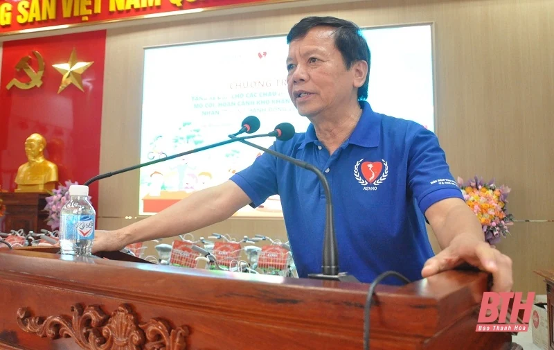 Tặng xe đạp cho trẻ khuyết tật, mồ côi, hoàn cảnh khó khăn