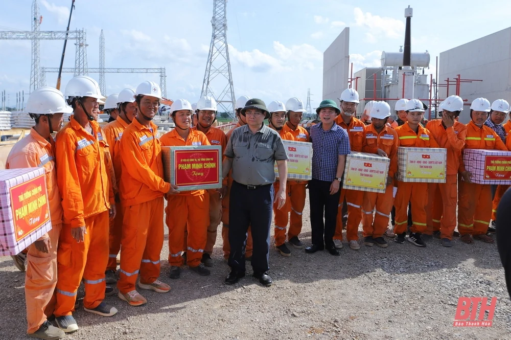 Thủ tướng Chính phủ Phạm Minh Chính thăm, động viên cán bộ, công nhân thi công trên công trường dự án đường dây 500kV mạch 3