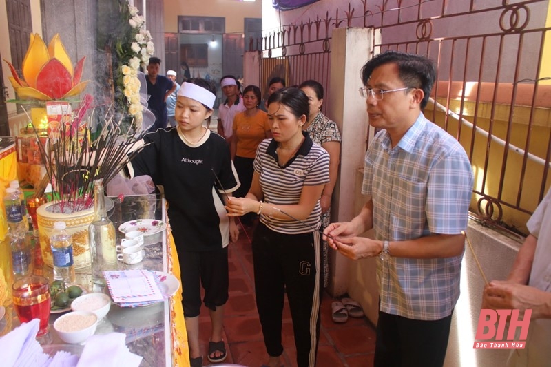 Thăm hỏi, động viên gia đình có m88 trang chủ bị thiệt mạng do đuối nước ở xã Hoằng Phụ (Hoằng Hoá)