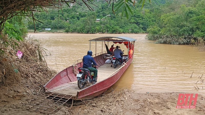 Gập ghềnh đường đến bản Mông