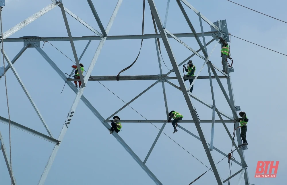 “Vượt nắng, thắng mưa” trên công trường thi công đường dây 500kV mạch 3