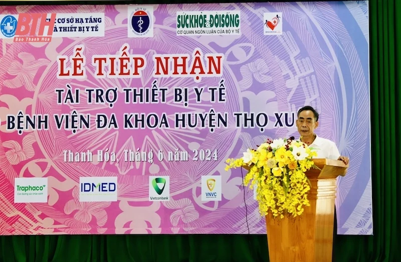 Thứ trưởng Bộ Y tế Đỗ Xuân Tuyên trao tặng thiết bị y tế cho Bệnh viện Đa khoa huyện Thọ Xuân