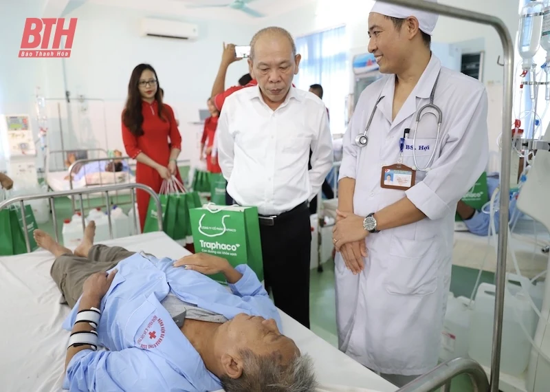 Thứ trưởng Bộ Y tế Đỗ Xuân Tuyên trao tặng thiết bị y tế cho Bệnh viện Đa khoa huyện Thọ Xuân