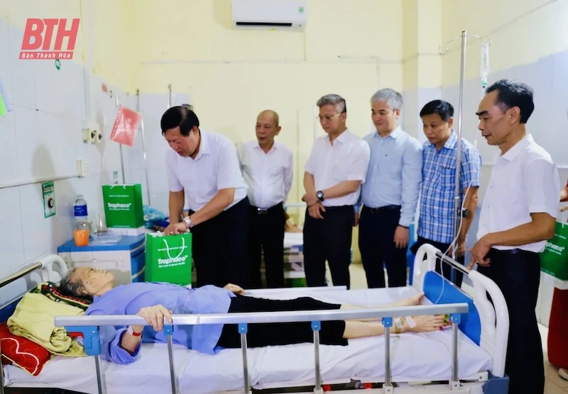 Thứ trưởng Bộ Y tế Đỗ Xuân Tuyên trao tặng thiết bị y tế cho Bệnh viện Đa khoa huyện Thọ Xuân